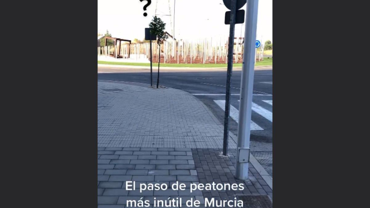 'El paso de peatones más inutil de Murcia'