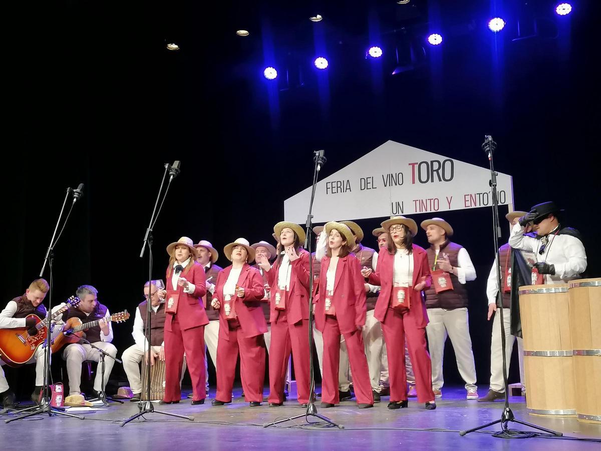 Los integrantes de "Telares" recrean la Feria del Vino de Toro durante su espectáculo.