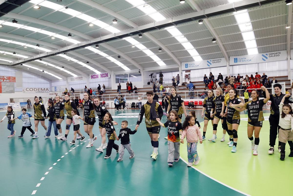 Derbi de balonmano entre el Mecalia Guardés y el Orbe Zendal Porriño, en imágenes
