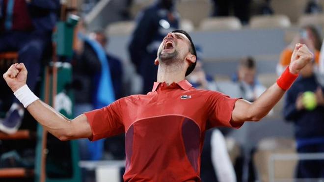 Djokovic celebra su victoria en Roland Garros.