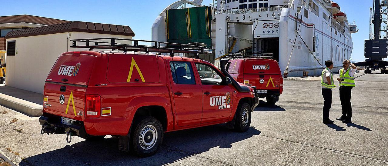 Vehículos de la UME embarcando en 
Gandia con destino a Ibiza, antes de 
que esa línea marítima se suspendiera. 
 natxo francés