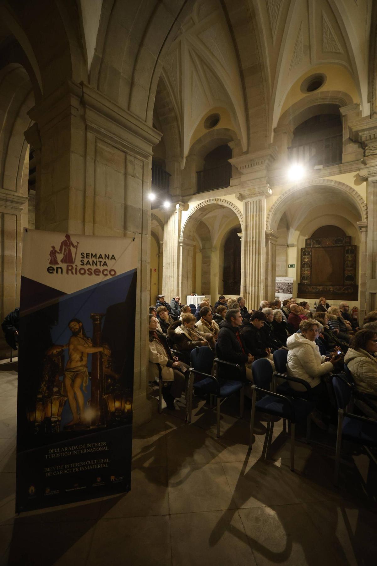 EN IMÁGENES: La localidad vallisoletana de Medina de Rioseco presenta su Semana Santa en Gijón