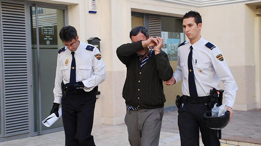 Asesinato. En la imagen, la policía conduce al agresor al juzgado para declarar.