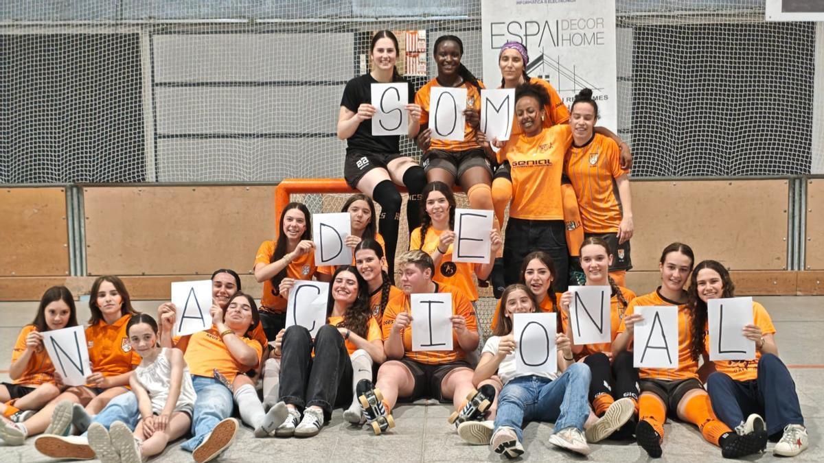 Les jugadores de l’equip saltenc, celebrant l’ascens de categoria.