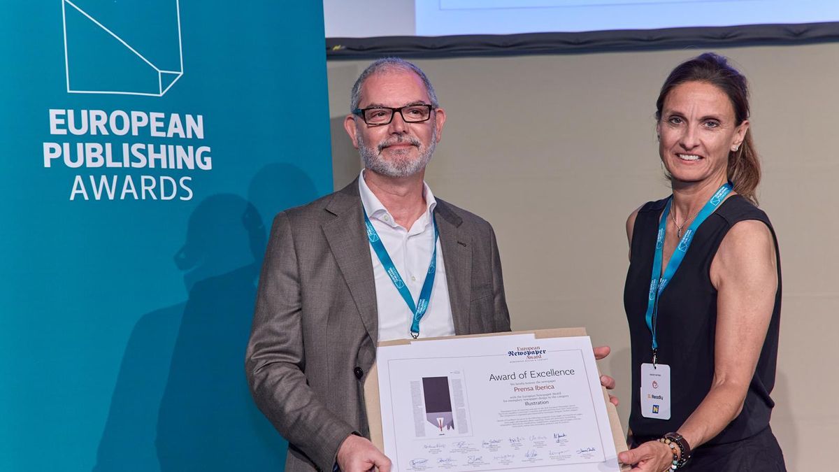 Jorge Martínez, director de arte de Prensa Ibérica, recoge el galardón otorgado al suplemento 'ABRIL' en los premios de diseño celebrados en Viena.