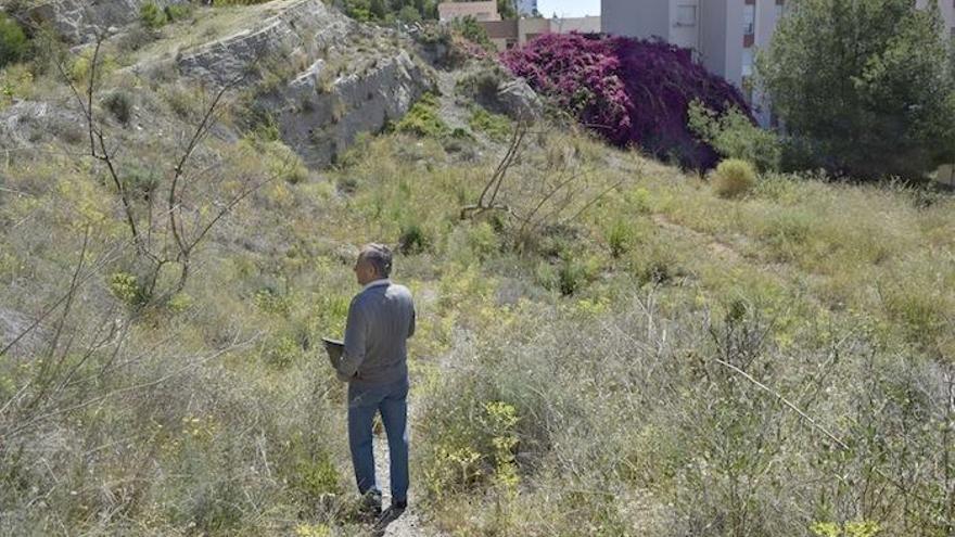 El portavoz vecinal Adolfo García, en los terrenos al pie del OMAU que servirían para comunicar a pie los Baños del Carmen con el parque del Morlaco.