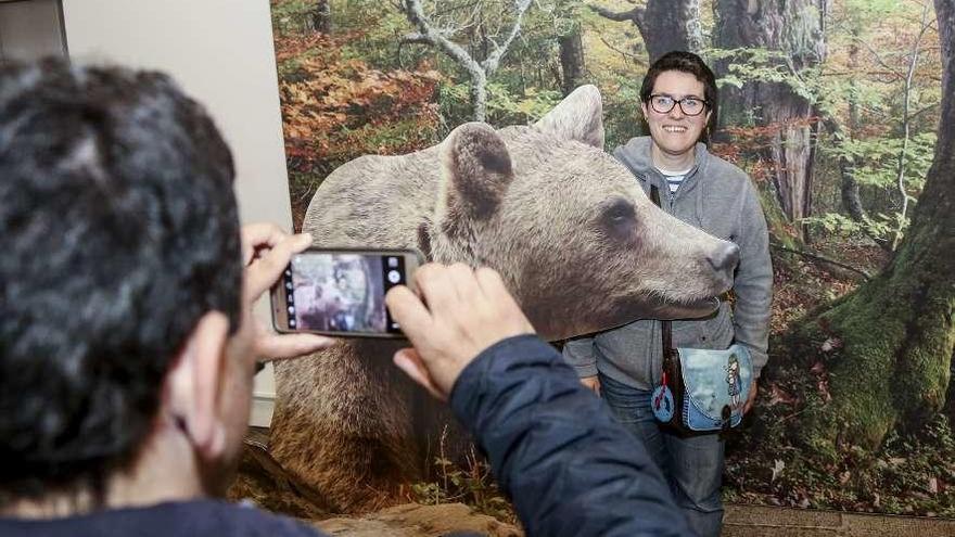 Dos turistas se fotografían en la exposición celebrada en el RIDEA.