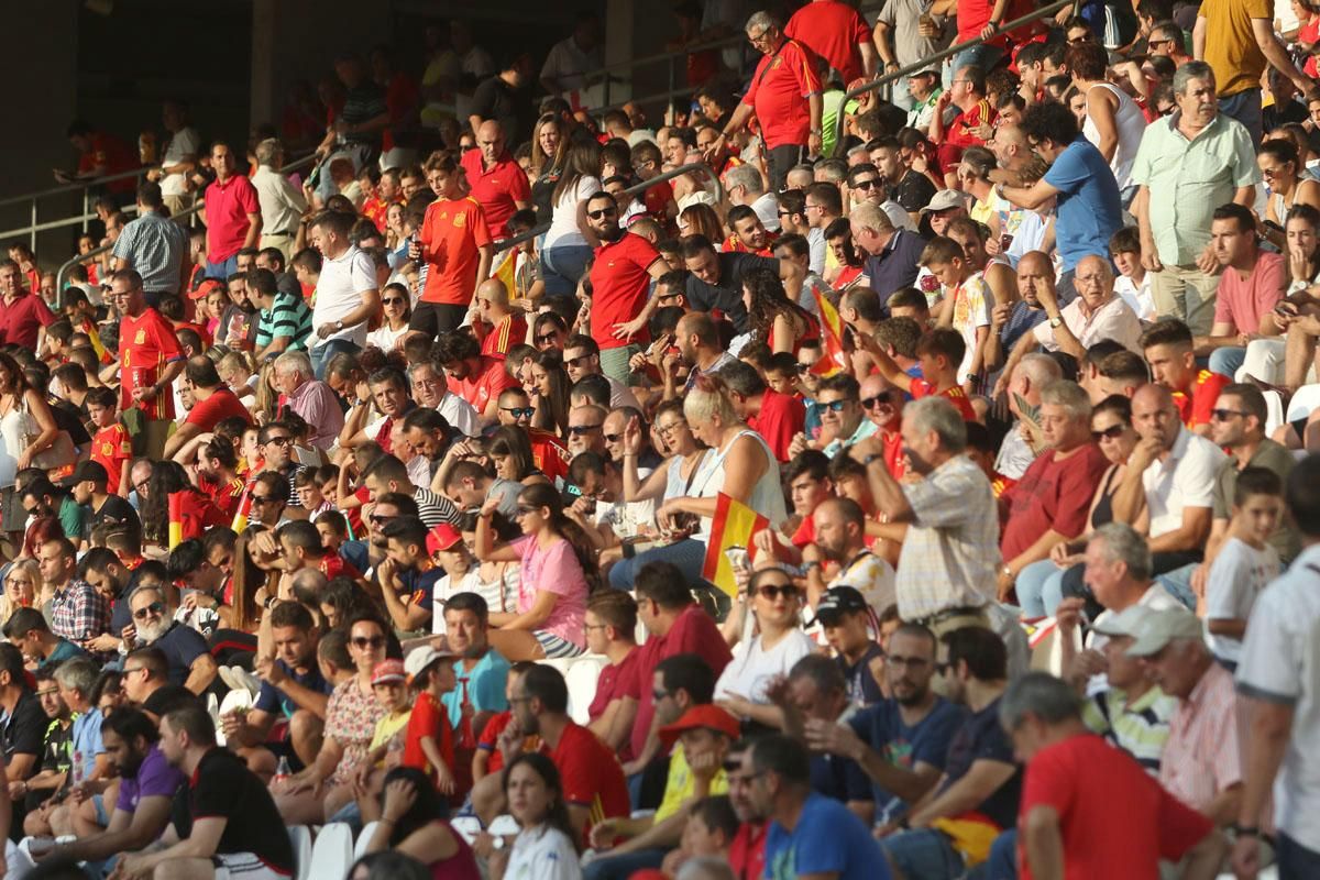 Aficionados en el encuentro de ‘La Rojita’