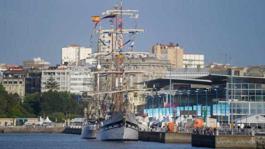 Dos grandes veleros han llegado esta mañana al puerto de A Coruña.