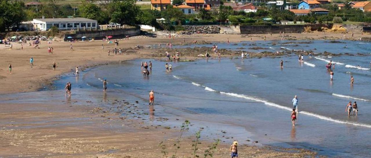 Una jornada de playa en el arenal de Bañugues durante el pasado verano.