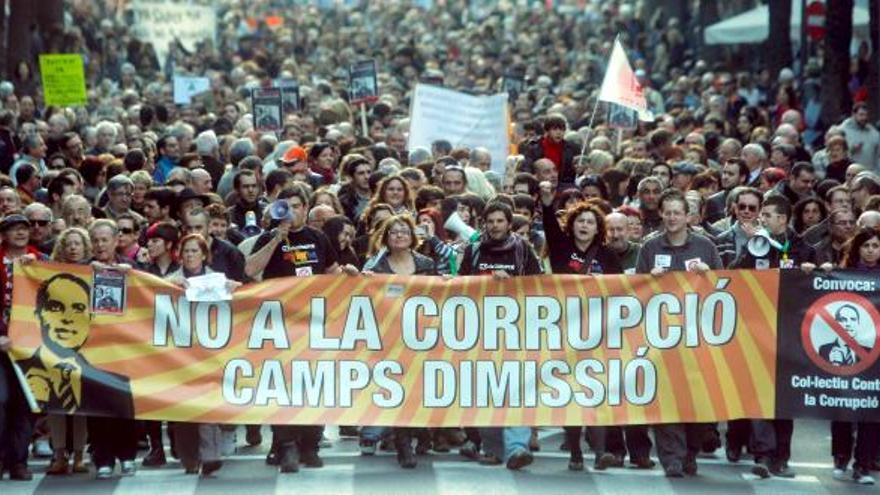 Cabecera de la manifestación convocada por el &quot;Colectivo contra la Corrupción&quot; que, bajo el lema &quot;No volem un president lladre&quot; (No queremos un presidente ladrón), vuelve a reclamar la dimisión del jefe del Consell, Francisco Camps, esta tarde en Valencia.