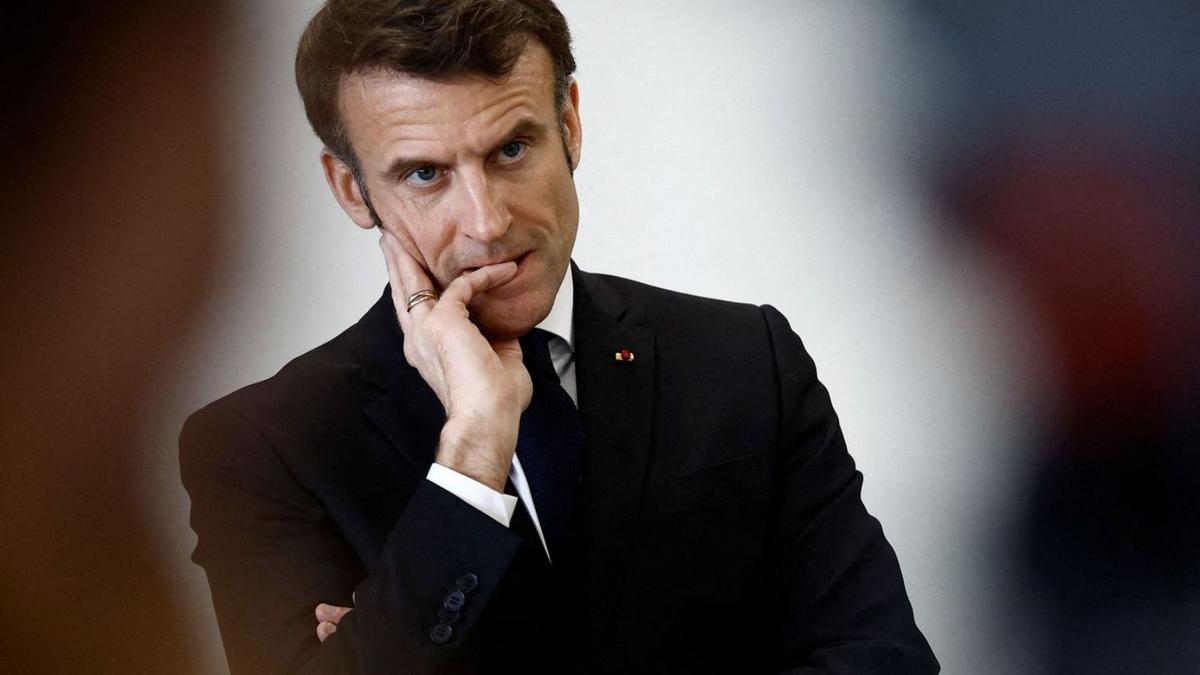 Macron escolta uns escolars, dijous passat. | STEPHANE MAHE / AFP