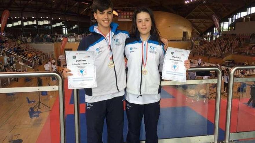 Los dos competidores con sus medallas y diplomas.