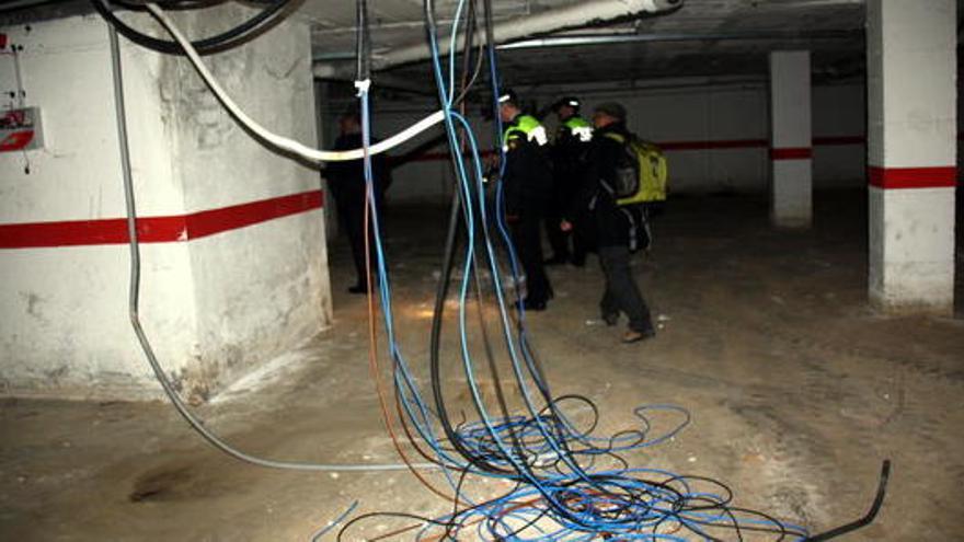 L&#039;estat en què han quedat els cables al pàrquing del bloc de pisos del carrer Ramon Mandri de Figueres, on els inquilins es van emportar diversos sistemes elèctrics i cables · ACN