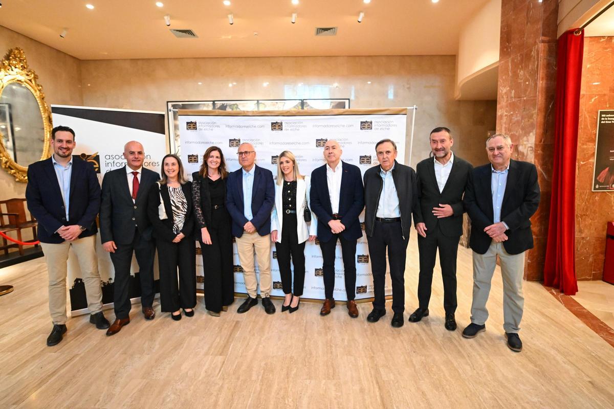 La presidenta de la Asociación de Informadores de Elche recibió a los invitados a la gala
