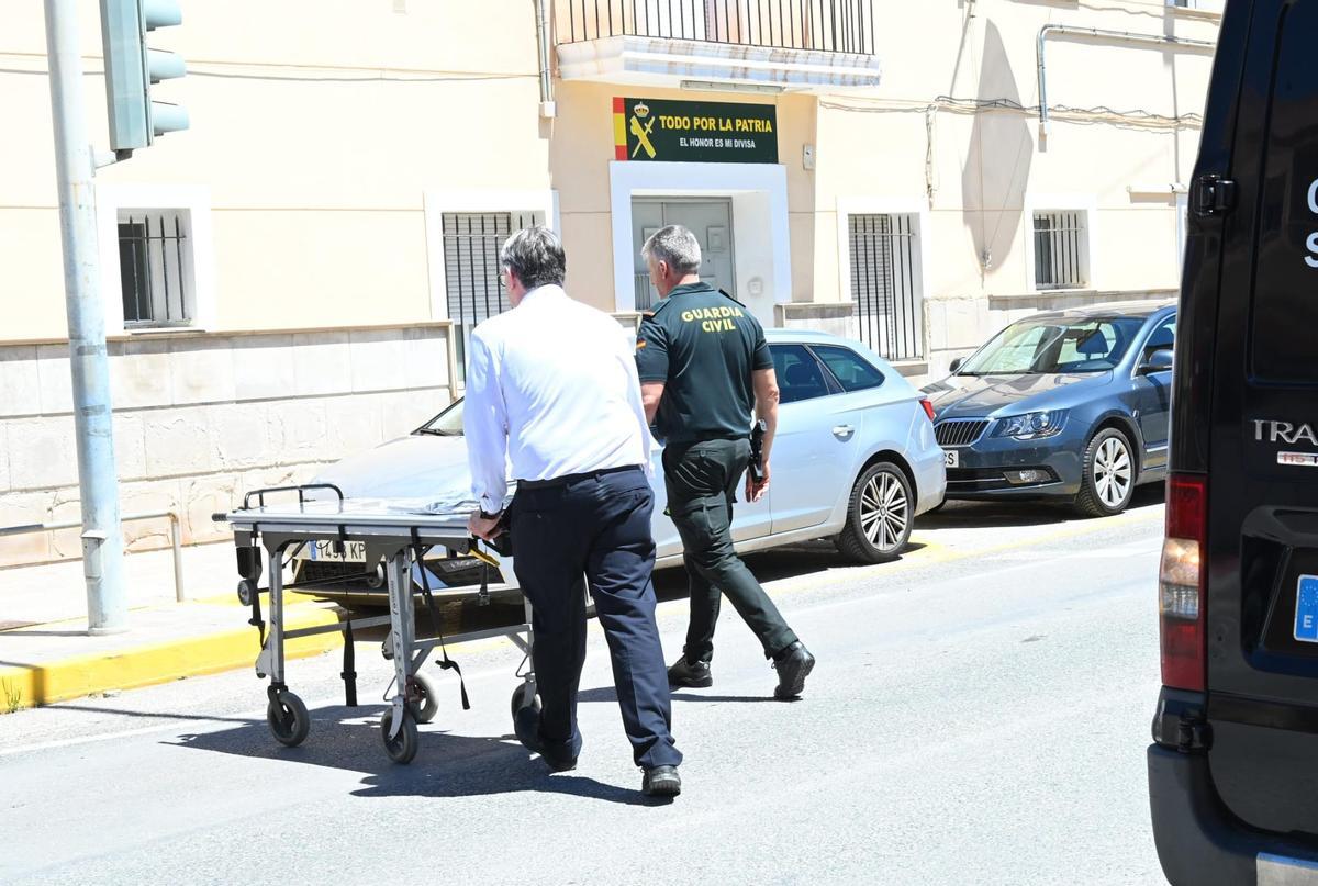 Investigación abierta en el cuartel de Dolores tras hallarse los cuerpos de un guardia civil, su mujer y su hijo