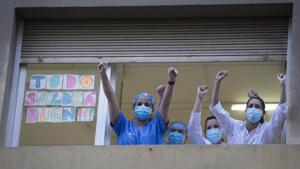 Aplausos de sanitarios en el Hospital Dos de maig