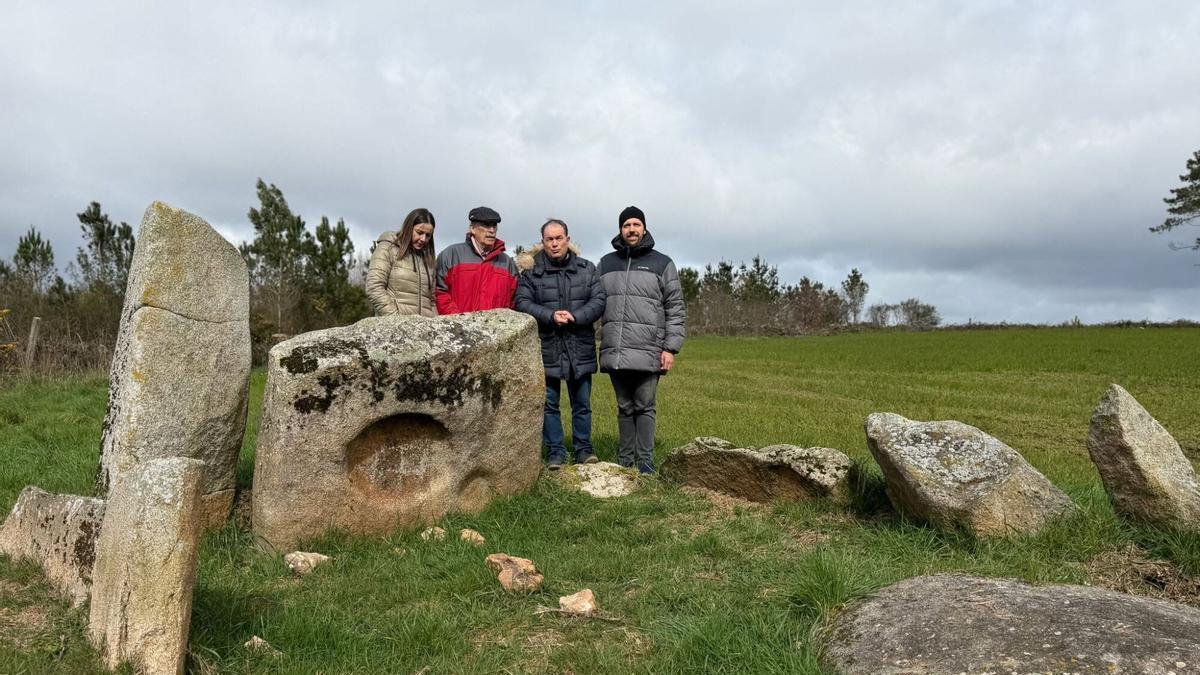 Visita de autoridades y expertos al Altar do Sol de Alperiz.