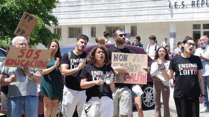Concentración de la comunidad educativa del IES ROU por la súbita implantación de FPBásica