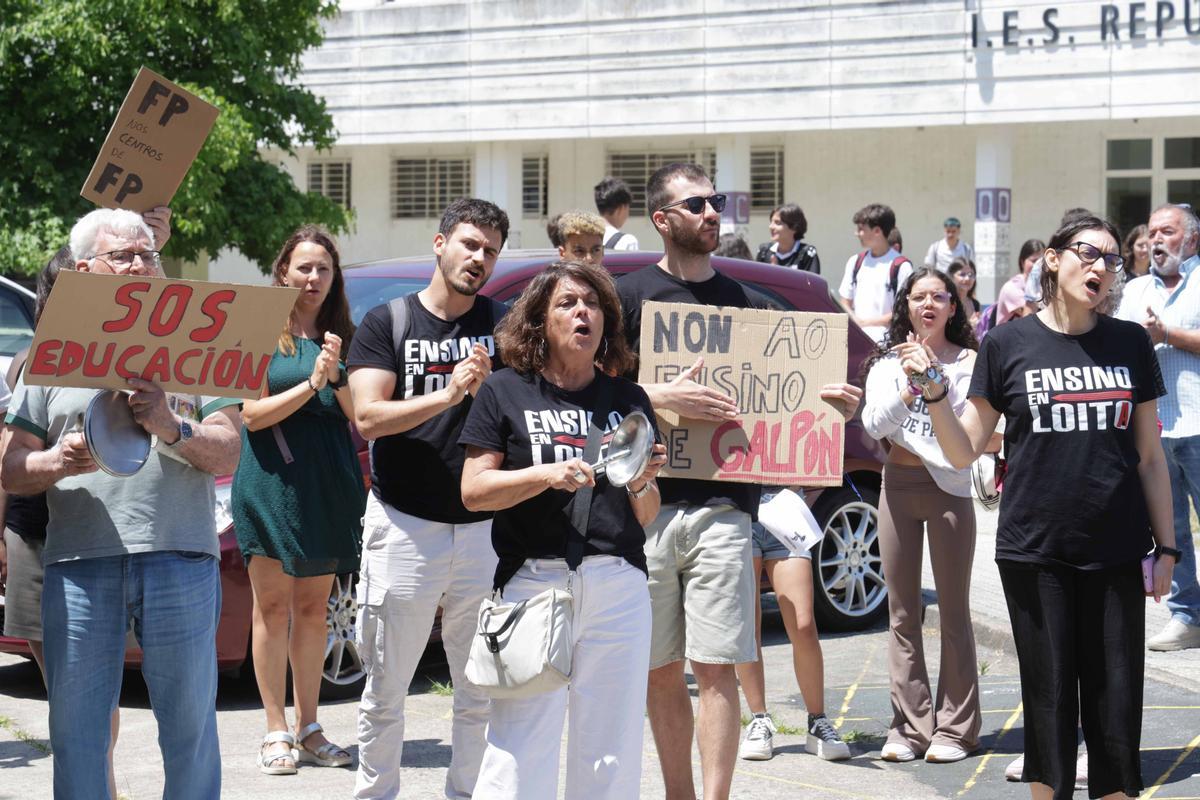 La comunidad educativa del centro vigués se concentró para protestar contra la forma de implantación de la nueva enseñanza.