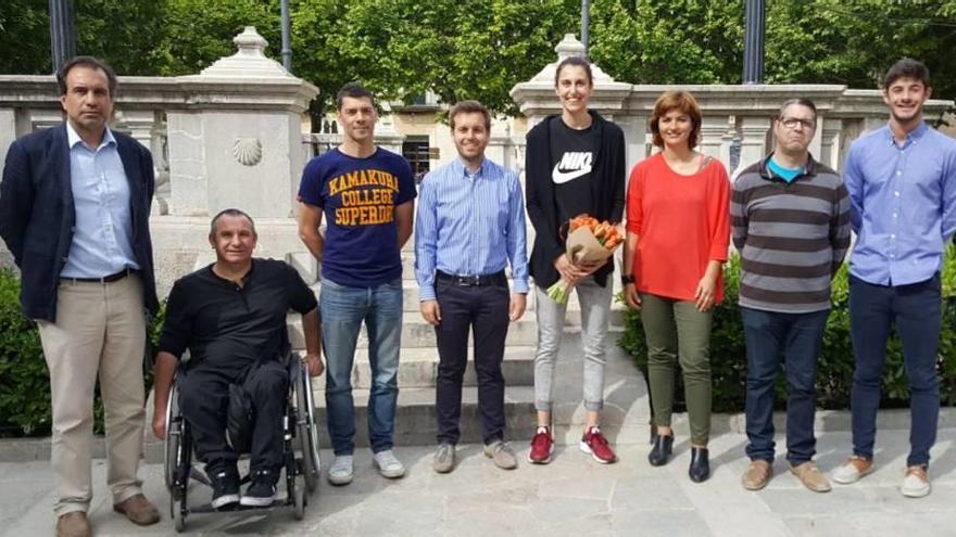 Torrens con los organizadores del Insular de FESAIB.