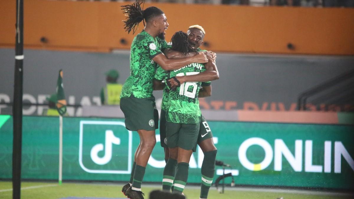 Los jugadores de Nigeria celebran un gol