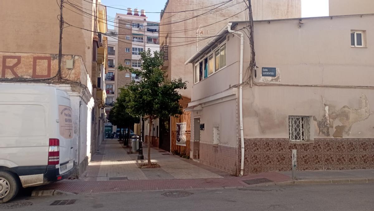 Vista de la pequeña calle Asalto, desde la calle Lucientes, esta semana.