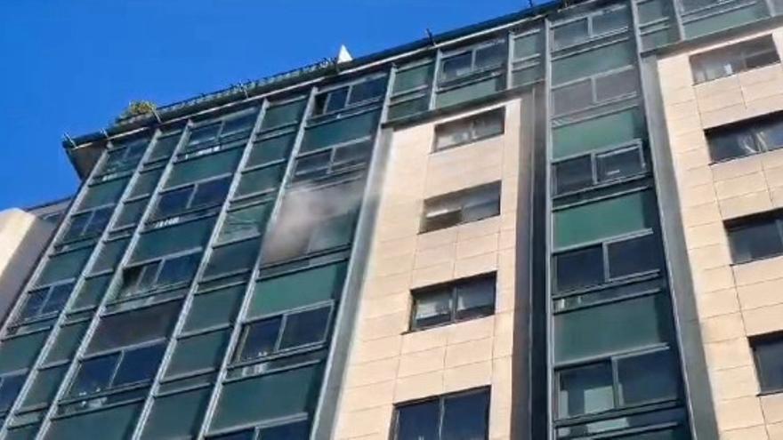 Incendio en un edificio de viviendas en la calle Torrecedeira