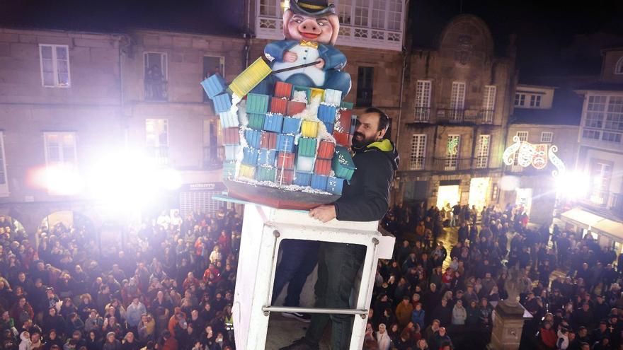 &quot;Boliñas veñen e van&quot;: el pregón de De Vacas inaugura el Entroido en Compostela