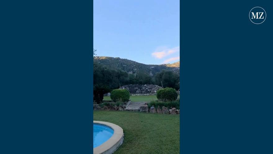 Rüdiger Maas zeigt den Garten der Finca auf Mallorca, in der er sein neues Buch schrieb.