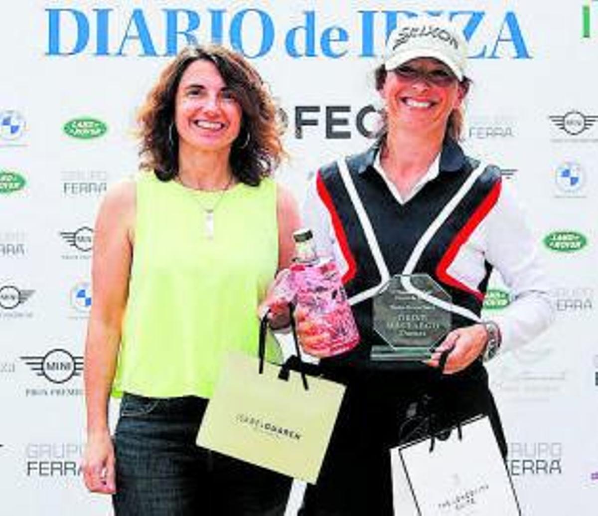 Cristina Martín, directora de Diario de Ibiza, con Mercedes Bonet, que logró el trofeo al drive más largo.