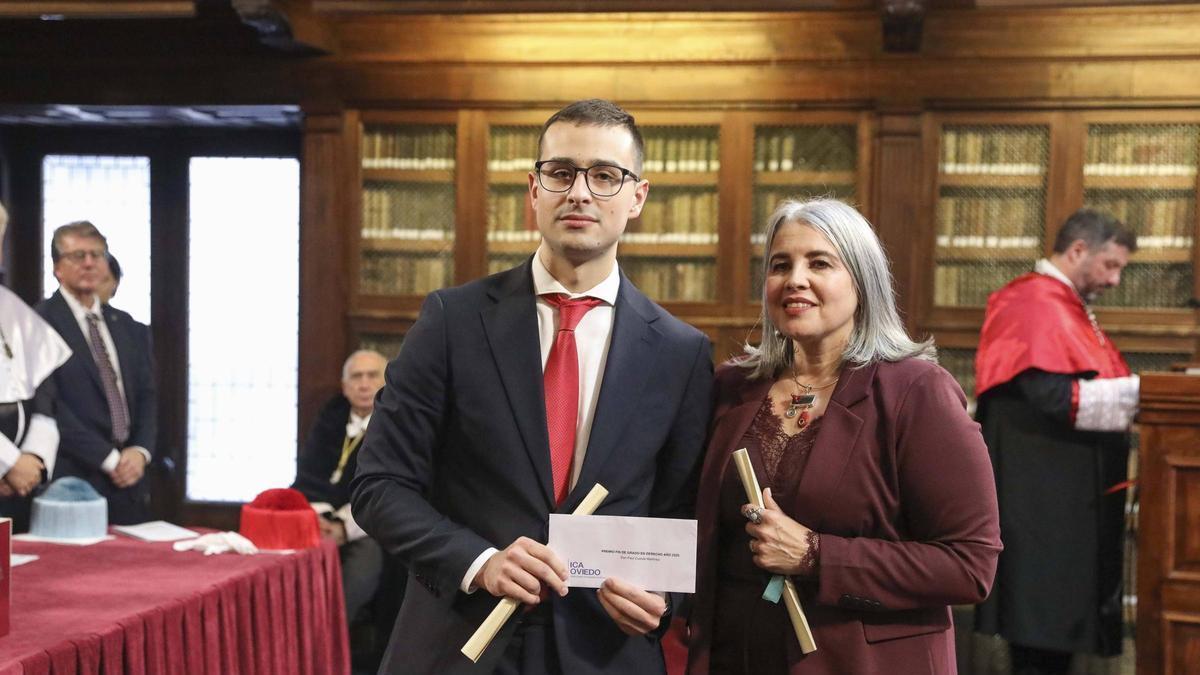 Paúl Cuesta recoge su premio de manos de Beatriz Fernández-Pello.