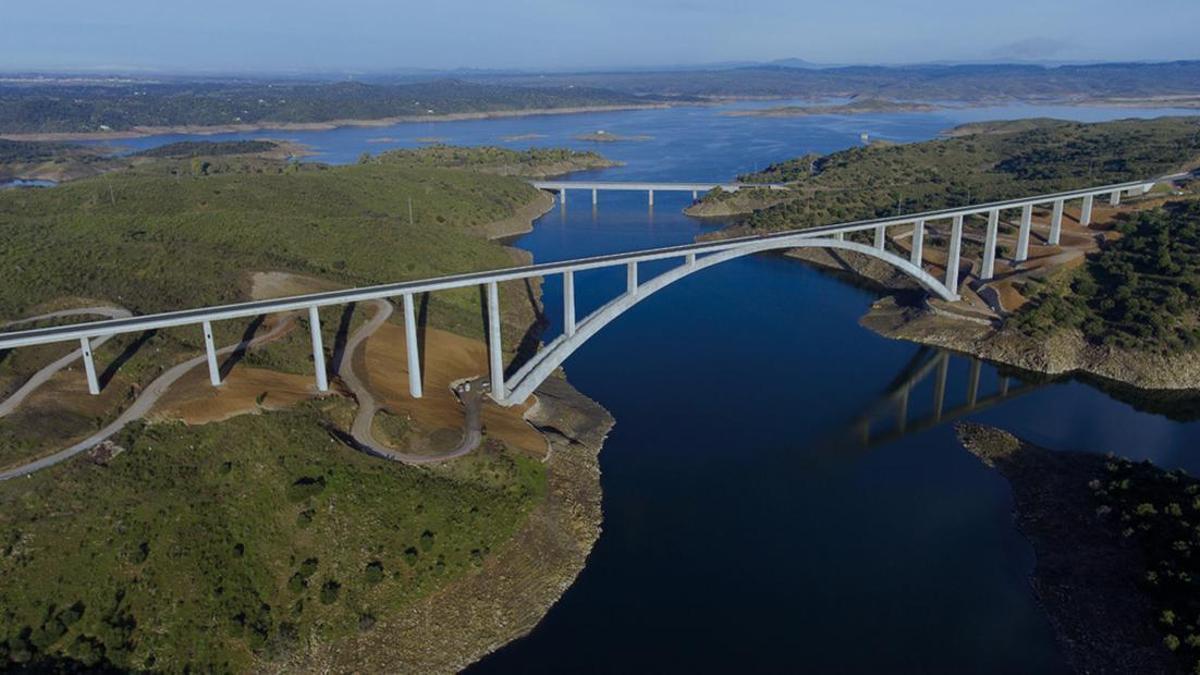 Vídeo | El viaducto del Almonte, entre Alcántara y Garrovillas, une pasado y presente de la ingeniería civil española