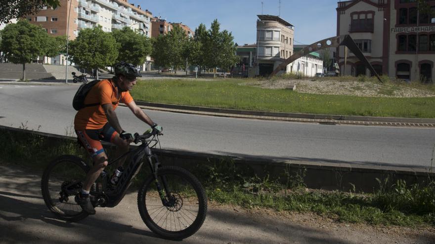 Un ciclista a la plaça del Mil·lenari de Manresa |