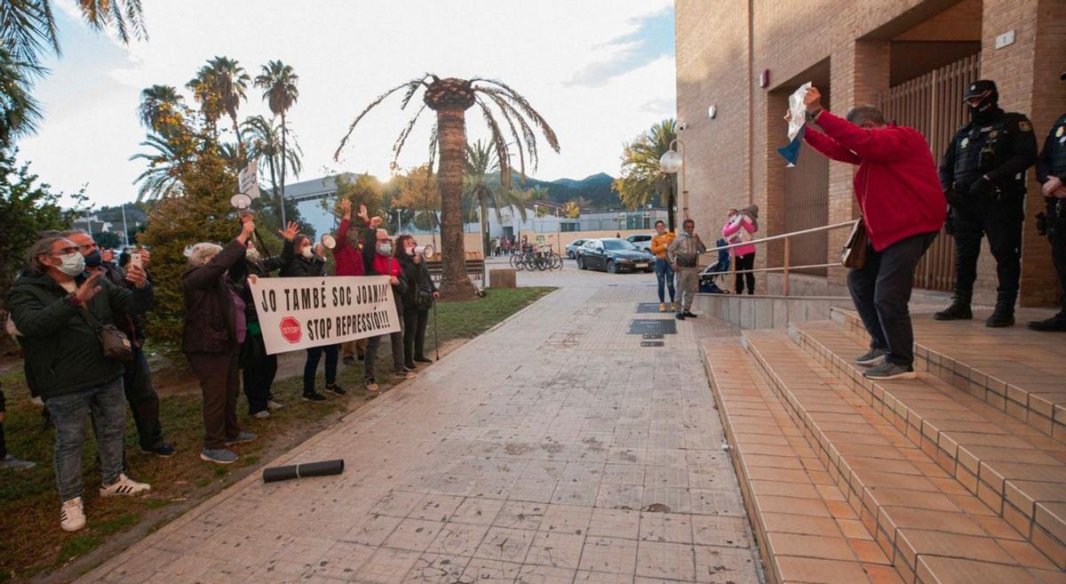 Cogollos, a la salida del juicio, da las gracias al grupo que aún le esperaba.  | JORDI ESTEVAN