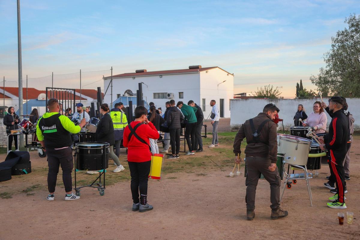 Jóvenes de Sagrajas ensayan en la comparsa Kizuna que debutará en el Carnaval de Badajoz 2026.
