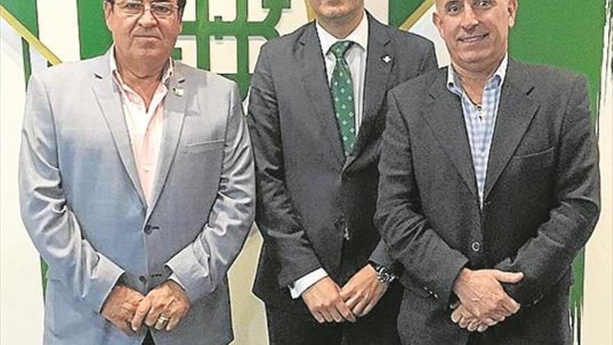 La Peña Bética Egabrense ‘Juan Ureña’ recibe el reconocimiento del Real Betis