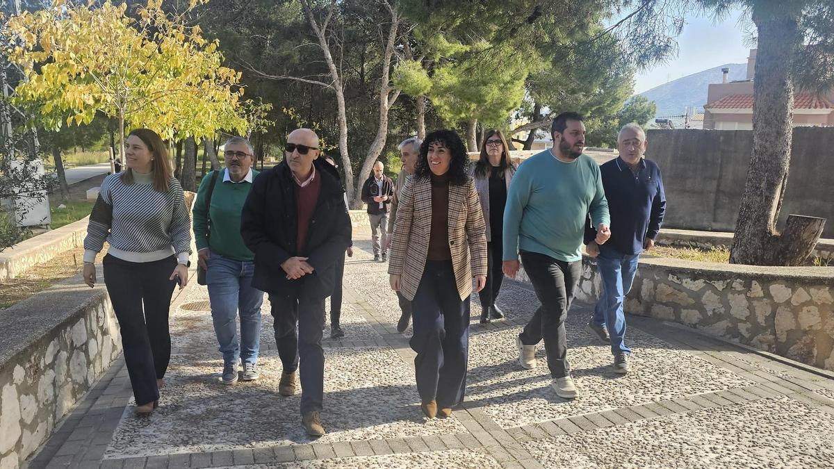 Miguel Polo, con la alcaldesa y concejales del Gobierno local, en la visita a Tavernes de la Valldigna.