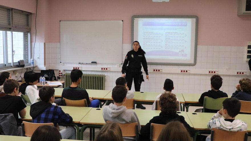 Una charla de la Policía a alumnado sobre ciberseguridad.