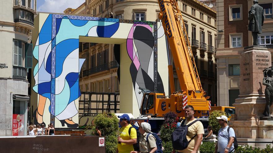 El montaje de la portada de la Feria en la calle Larios, en marcha