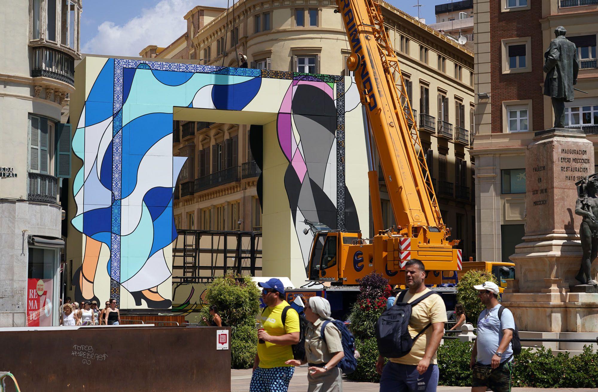 El montaje de la portada de la Feria en la calle Larios, en marcha