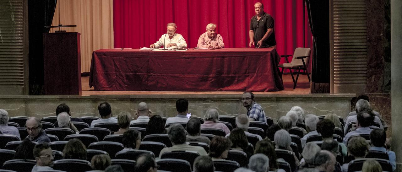 Un momento de la asamblea celebrada ayer en el Colegio Sant Francesc de Palma.