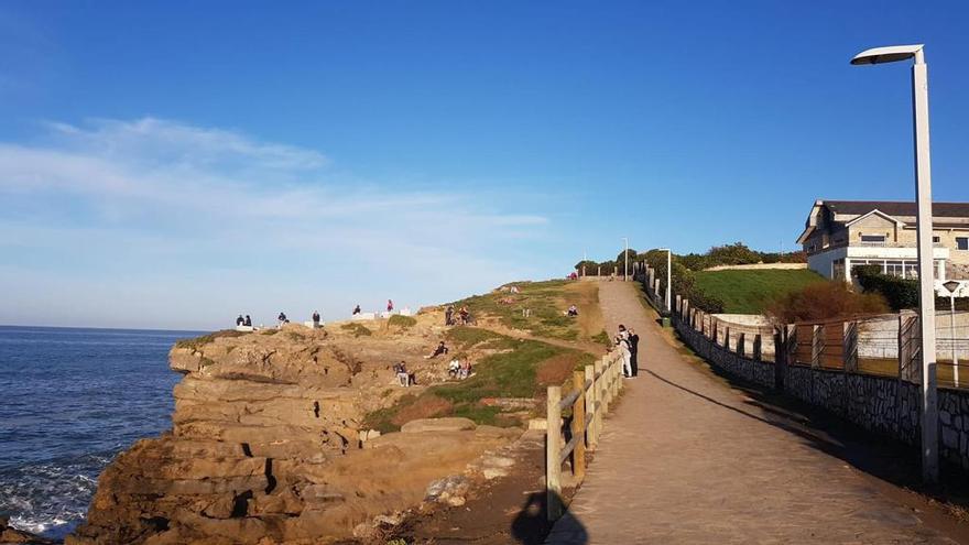 Gijoneses al sol en la zona del Rinconín