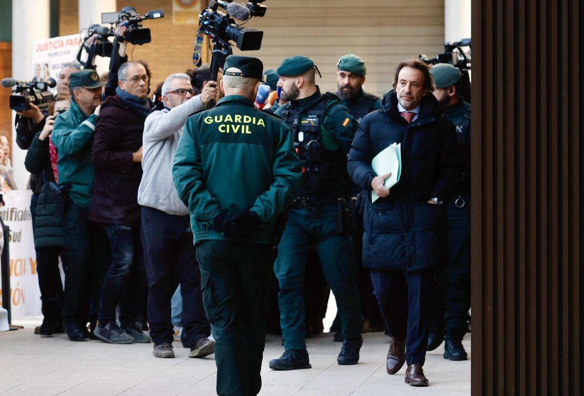 El asesor de Carlos Mazón, José Manuel Cuenca, accede al juzgado de Catarroja para el careo con la exconsellera Pradas, escoltado por la Guardia Civil.
