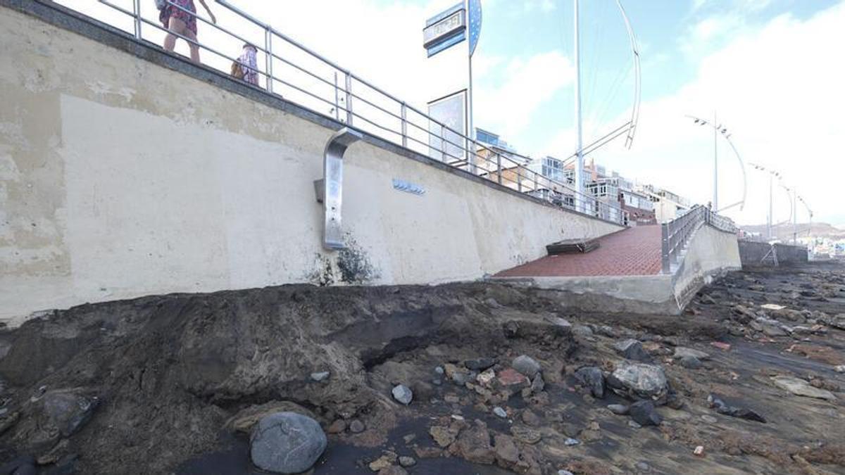 Las borrascas y las mareas dificultan la reposición de arena en La Cícer