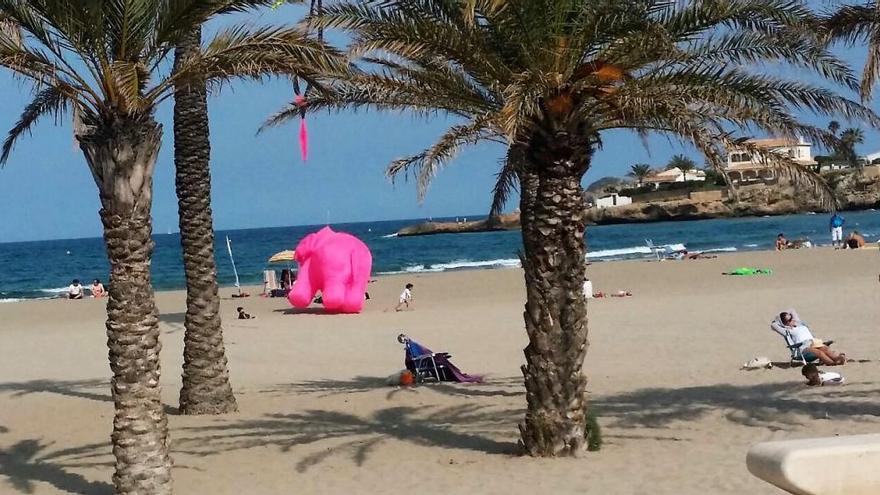 Un elefante rosa se cuela en la playa del Arenal de Xàbia