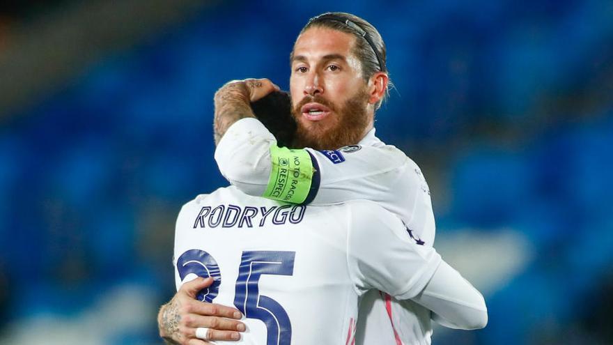 Sergio Ramos y Rodrygo celebran un gol del Madrid.