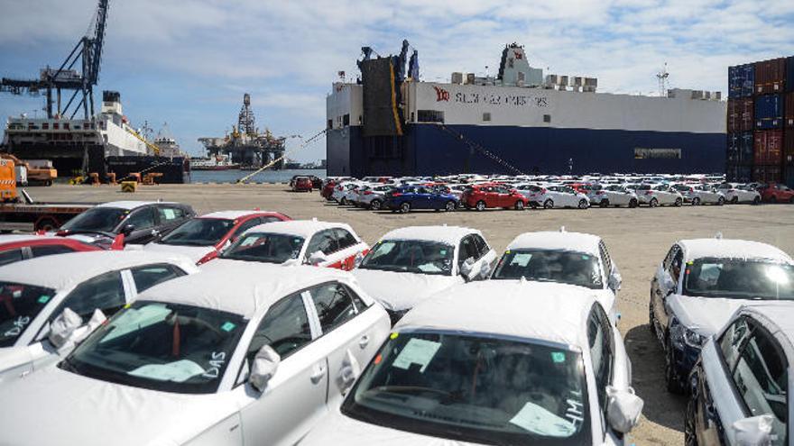 Vehículos en la terminal de La Luz después de ser descargados de los dos buques de Suardiaz, ayer.