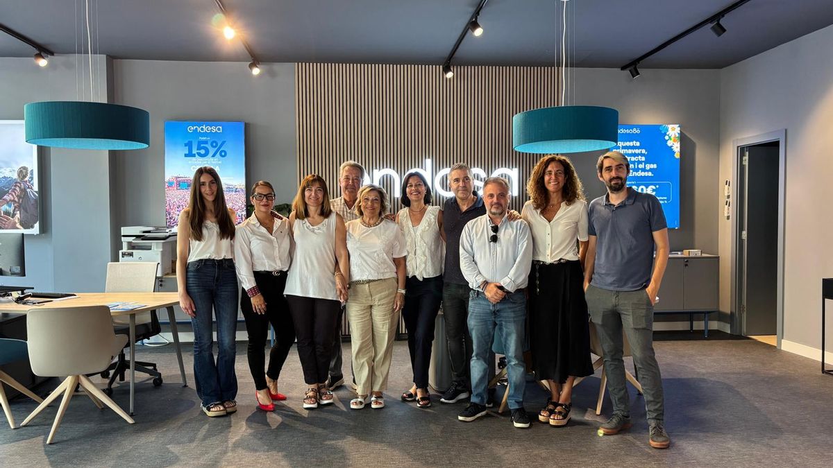 D'esquerra a dreta: Laura Molina, Blanca Florea, Sílvia Gol, Salvador Gol, Estrella Moyano, Núria Font, Salvador Font, Israel del Arco, Cristina Carrera i Carlos Aguilera durant la inauguració del nou 'Punt Endesa'