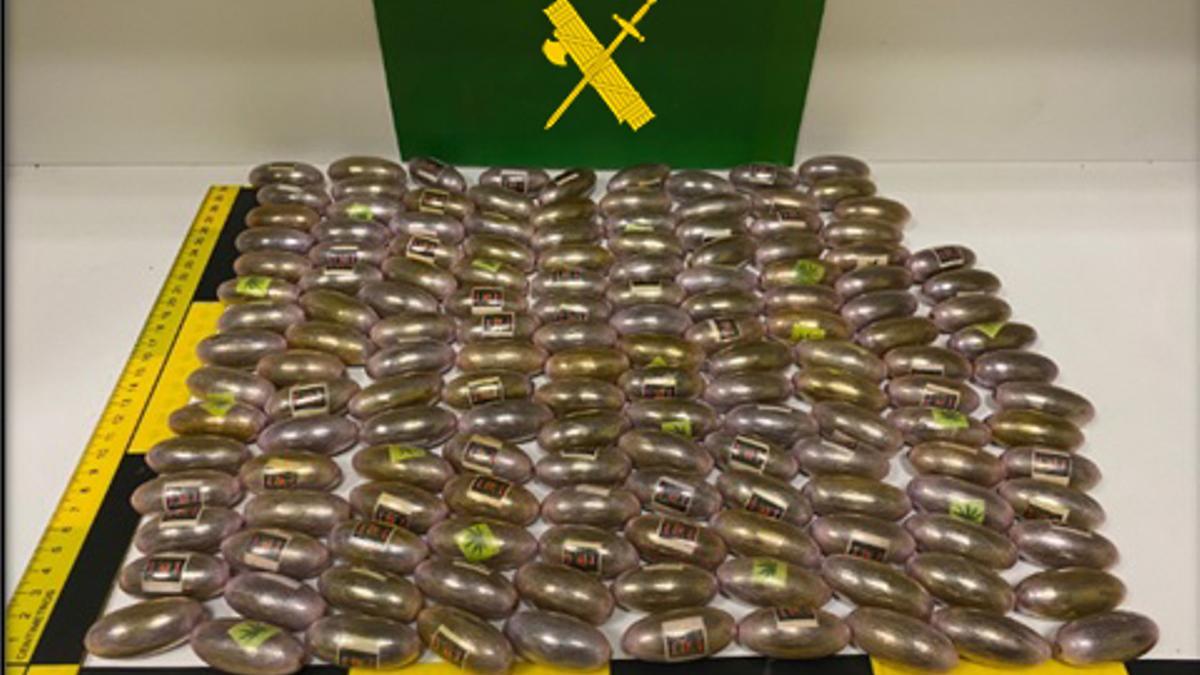 Las 150 bellotas hachís intervenidas por la Guardia Civil en el aeropuerto de Ibiza